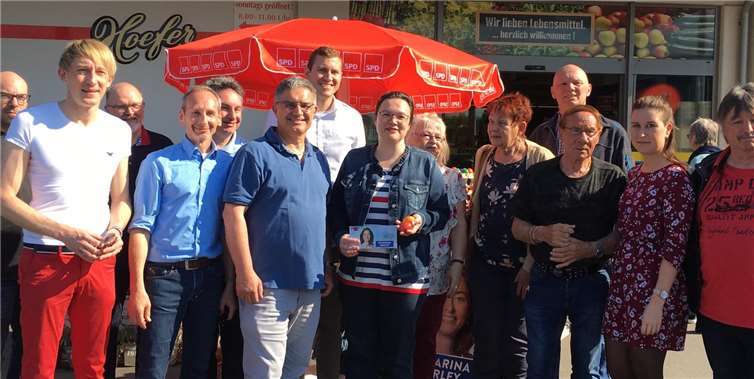 Gemeinsam mit Marc Ruland und Andrea Nahles wurden Ostereier von der SPD Pellenz verteilt. Foto: SPD Pellenz