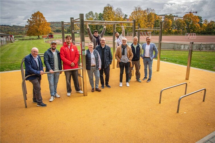 Gemeinsam mit Mitarbeitern der Stadtverwaltung, Mitgliedern des Stadtrates und des SV Pfaffendorf konnte sich die Koblenzer Bürgermeisterin Ulrike Mohrs (4. von links) bei der Eröffnung der neuen Calisthenics Anlage auf dem Asterstein von der gelungenen Umsetzung überzeugen. Fotos: Stadt Koblenz/Andreas Egenolf