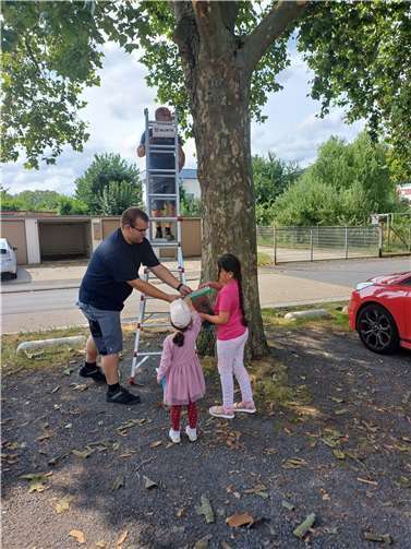 Gemeinsam mit Mitarbeitern des Bauhofs suchten die Kitakinder nach geeigneten Plätzen und hingen die Kästen auf.  Fotos: Jessica Witte / Stadtverwaltung Lahnstein