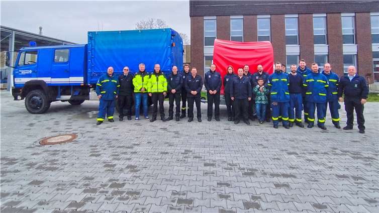 Gemeinsam mit Mitgliedern der Feuerwehr Weißenthurm besuchten Vertreter des Katastrophenschutzes Mayen-Koblenz das Koblenzer THW, wo einer der beiden kreiseigenen Ölsperren-Anhänger ab sofort stationiert ist. Foto: Kreisverwaltung MYK