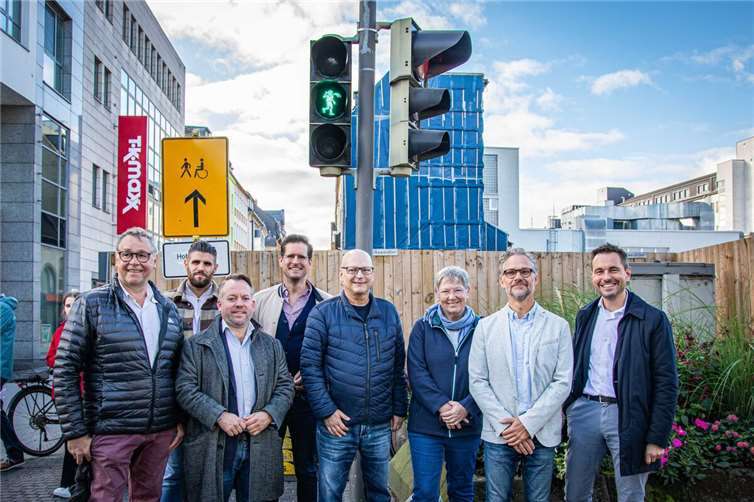 Gemeinsam mit Mitgliedern des Koblenzer Stadrates, aus dessen Reihen die Idee für die Schängelampel stammt, machten sich Oberbürgermeister David Langner (von rechts) und der stellvertretende Tiefbauamtsleiter Andreas Schilling ein Bild von der neuen Schängelampel im Bereich Löhrstraße/Pfuhlgasse. Fotos: Stadt Koblenz/Andreas Egenolf