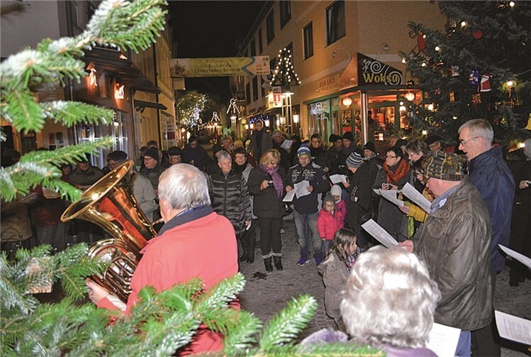 Gemeinsam mit Mitgliedern des Männerchors und den Original Remagener Weihnachtsbläsern stimmten sich zahlreiche Remagener Bürger musikalisch auf den Advent ein. AB