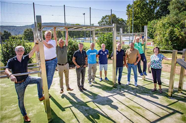 Gemeinsam mit Mitgliedern des Stadtrates, des BSC Güls, der beteiligten städtischen Ämtern und Eigenbetrieben eröffnete Bürgermeisterin Ulrike Mohrs (2. von links) die neue Outdoor-Fitness-Anlage am Sportplatz in Güls.  Fotos: Stadt Koblenz/Andreas Egenolf