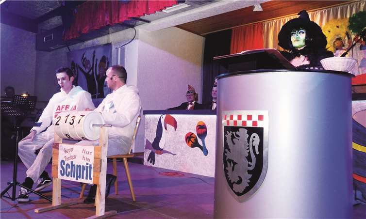 Gemeinsam mit Mr. Affia und Mr. Schprit lüftete die Hex´ von Mennesch das Geheimnis um die offensichtlich willkürlich gestaltete Benzinpreisskala.