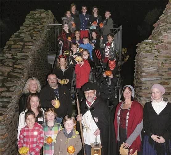 Gemeinsam mit Nachtwächter Matthias Schnitzler und den Volksbank-Mitarbeitern streiften die Kinder durch die dunkle Kaisersescher Altstadt.