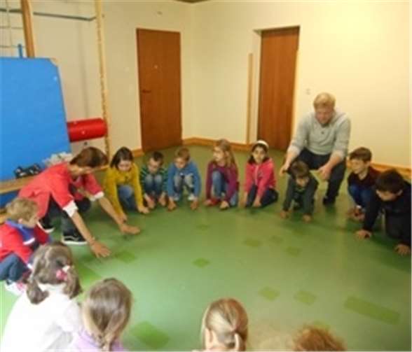 Gemeinsam mit Nicole Bartel durften die Kinder verschiedene Kunstformern kennenlernen und ausprobieren. privat