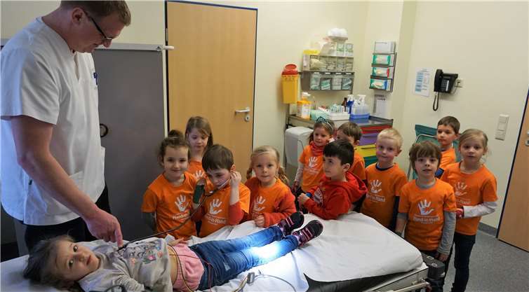 Gemeinsam mit Oberarzt Christoph Kreuser durften die Vorschulkinder im evangelischen Krankenhaus Dierdorf selbst Herz und Bauch abhören.  privat