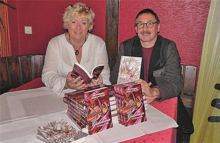 Gemeinsam mit Olaf Waldecker stellte die Autorin Jutta Schützdeller den zweiten Teil ihrer Gianina-Trilogie, „Gianina - im Vorhof zur Hölle“ vor. FRE