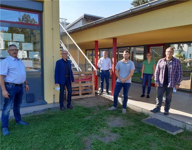 Gemeinsam mit Oliver Engel, Architekt bei der Stadtverwaltung Andernach, informierten sich Mitglieder der Eicher CDU um ihren Vorsitzenden und Ortsvorsteher Andreas Lehmann über den Fortgang der für den Brandschutz notwendigen Bauarbeiten in der Eicher Grundschule. Foto: privat