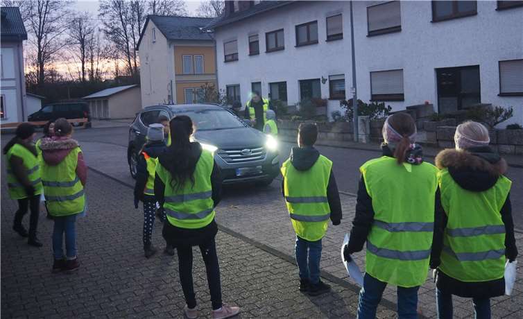 Gemeinsam mit Ordnungsamt und Polizei waren Schüler der Bodelschwingh-Grundschule in Sachen Aufklärung unterwegs.Foto: Stadt Bendorf am Rhein
