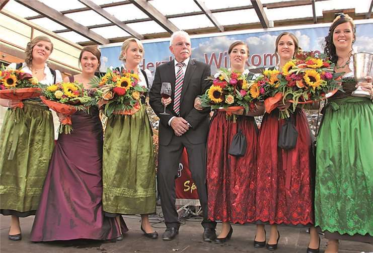 Gemeinsam mit Ortsbürgermeister Alfred Sebastian schunkelten die scheidenden und kommenden Dernauer Weinrepräsentantinnen zur Musik der Rhein-Ahr-Spatzen. BÜN