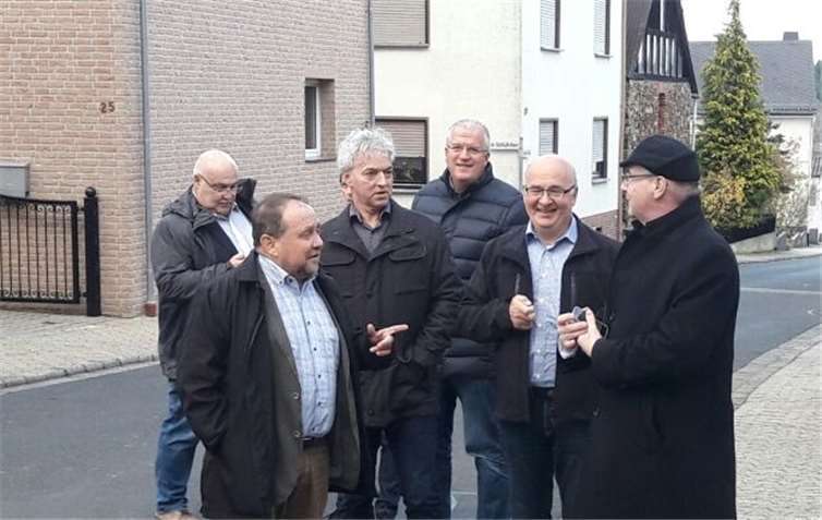 Gemeinsam mit Ortsbürgermeister Alfred Steffens, Alfred Schomisch, Bürgermeister der Verbandsgemeinde Vordereifel, Ratsmitgliedern der Gemeinde und Mitarbeitern der Kreisverwaltung machte sich Landrat Alexander Saftig ein Bild von der Zukunftsfähigkeit der Gemeinde Münk.