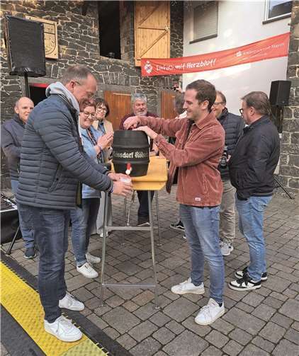 Gemeinsam mit Ortsbürgermeister Lukas Ellerich gelang dem Schirmherrn Jörg Lempertz der Fassanstich auf Anhieb.