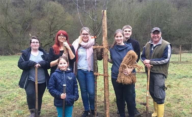 Gemeinsam mit Ortsvorsteher Gregor Sebastian und Annette Gies von der OKUJA pflanzten die Kinder und Jugendlichen die ersten Bäume für das Streuobstwiesenprojekt.  Stadt Bad Neuenahr-Ahrweiler