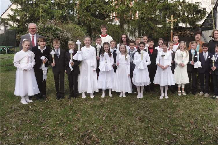 Gemeinsam mit Pastor Ralf Birkenheier, Gemeindereferentin Hella Wilbert und den Messdienern kamen die insgesamt 20 Jungen und Mädchen zu einem Gruppenfoto im Garten der Pfarrklause zusammen. FRE