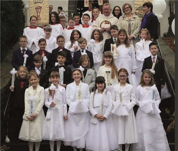 Gemeinsam mit Pastor Ralf Birkenheier posierten die 22 Kommunionkinder für die Fotografen. -FRE-