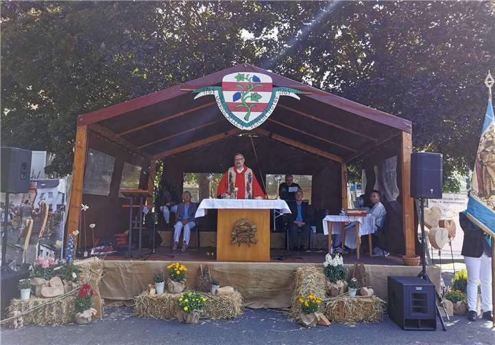 Kulturfest oder Kirmes? Gemeinsam mit Pfarrer Christian Scheinost feierte die Gemeinde einen sonnigen Kirmesgottesdienst im Freien.