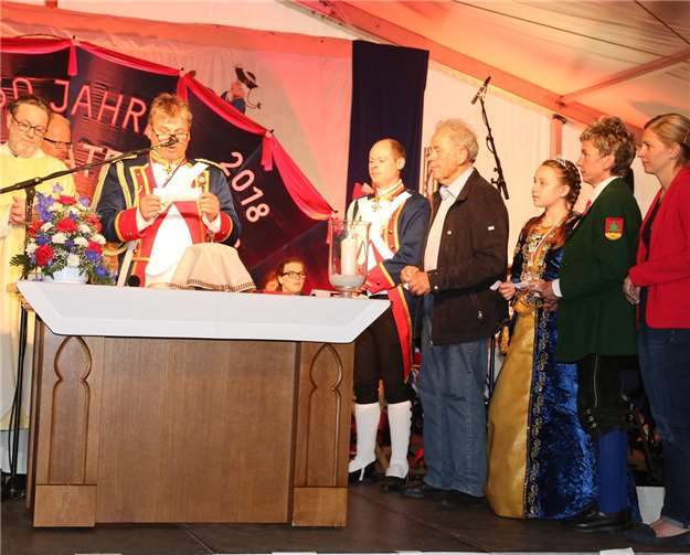 Gemeinsam mit Pfarrer Dr. Reinhold Malcharek gestalteten die Stadtsoldaten die Heilige Messe im Festzelt. stf