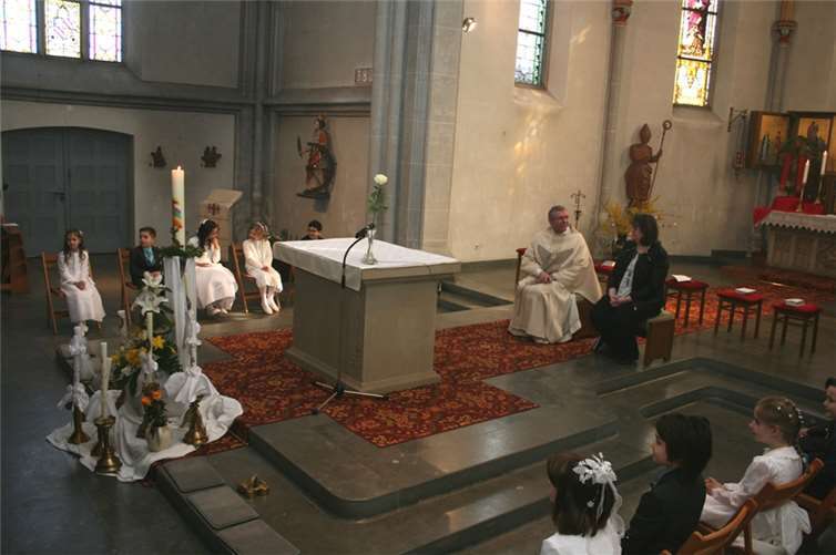 Gemeinsam mit Pfarrer Günter Marmann und Gemeindereferentin Christel Fassian-Müller nahmen die Kommunionskinder um den Altar in der Pfarrkirche St. Lambertus in Niederlützingen Platz.