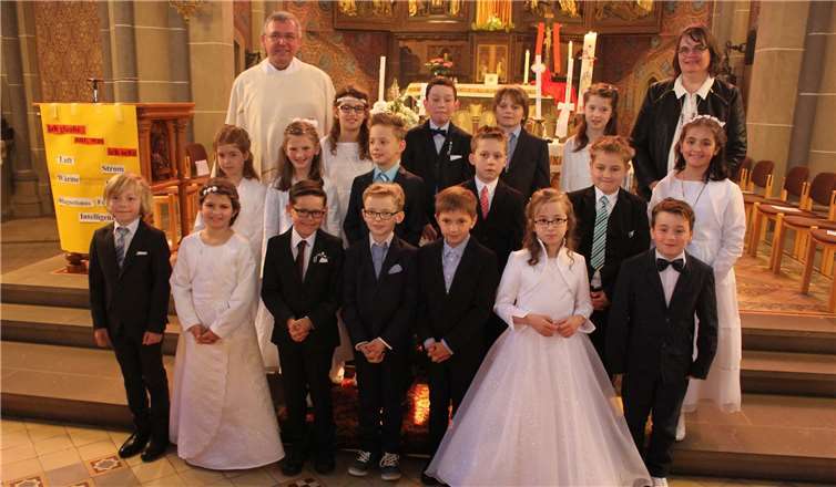 Gemeinsam mit Pfarrer Günter Marmann und Gemeindereferentin Christel Fassian-Müller versammelten sich die Kommunionkinder aus den Pfarreien St. Johannes der Täufer (Brohl), St. Lambertus (Niederlützingen), St. Stephanus (Gönnersdorf) und St. Remaclus (Waldorf) am Ende des Gottesdienstes am Altar.  WER