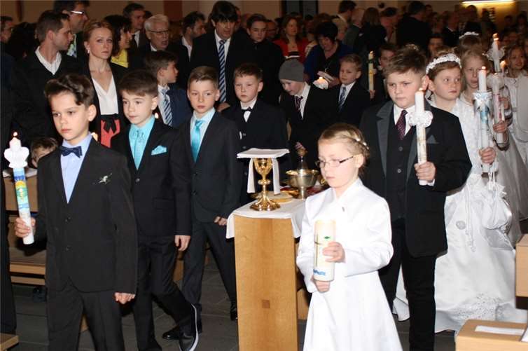 Gemeinsam mit Pfarrer Markus Arndt und den Messdienern zogen die Kommunionkinder in die St. Martinskirche ein.TE
