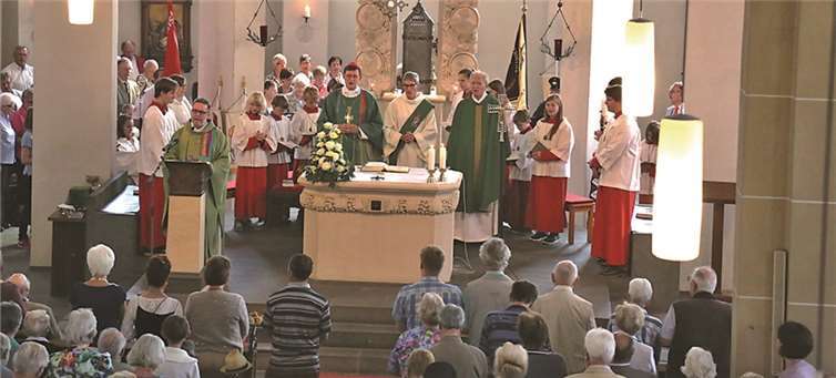 Gemeinsam mit Pfarrer Reinhold Malcherek und seinen Kollegen feierte Kardinal Woelki die Festmesse.StF