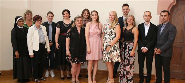 Gemeinsam mit Pflegedirektion und Praxisanleitern freuen sich die jungen Pflegekräfte über ihr bestandenes Examen. Privat