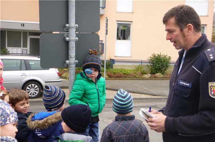 Gemeinsam mit Polizeioberkommissar Dietmar Hoffmann übten die Kinder das Überqueren der Straße. privat
