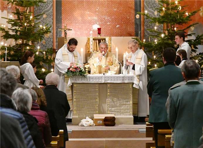 Gemeinsam mit Priesterkollegen als Konzelebranten beging Pfarrer Herbert Ritterath das Dankamt in St. Peter. Fotos: RASCH