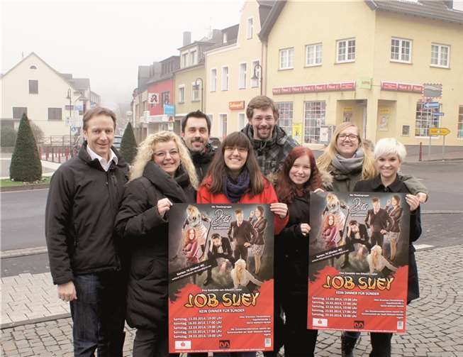 Gemeinsam mit Regisseurin Claudia Plam (4. von links) probt die Theatergruppe bereits seit einigen Monaten für die neue Spielzeit, die am 15. März mit der feierlichen Premiere im „Alten Brauhaus“ (Vereinshaus) beginnt.privat