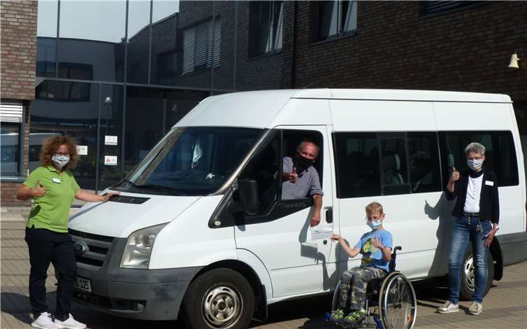Gemeinsam mit Rosemarie Schmidt (r.) und Andrea Hafemeister (l.) von der Schulleitung der Christiane-Herzog-Schule verteilten die Kinder insgesamt 150 Masken an die Busfahrer.Foto: Christiane-Herzog-Schule