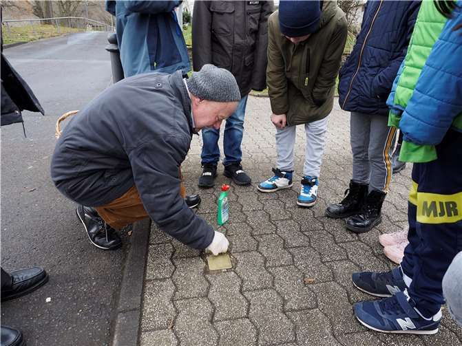 Gemeinsam mit Schülerinnen und Schülern der Grundschule St. Castor wurden die Stolpersteine von Julia, Adolf und Max Appel gepflegt. Fotos: Hermann Schäfer
