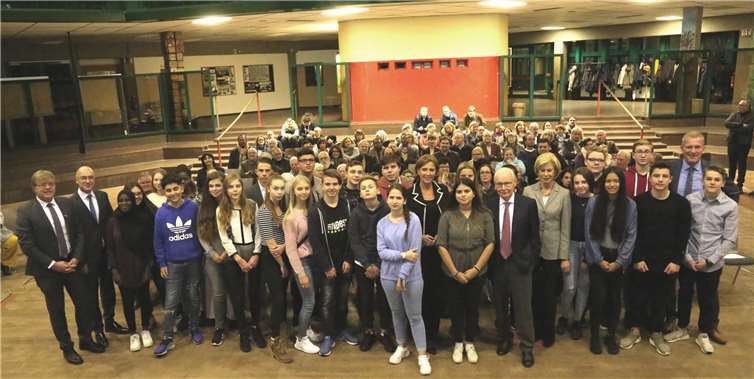 Gemeinsam mit Schülern, Eltern, Sponsoren und Lehrern stellte sich Bildungsministerin Yvonne Gebauer zum Gruppenfoto auf. Fotos: StF
