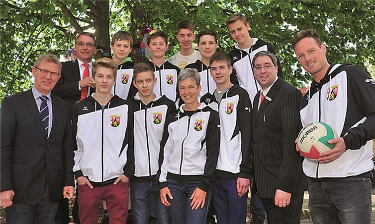 Gemeinsam mit Schulleiter Dieter Lehmann (vorne 1.v.l.) drücken Michael Weltken (hinten 1.v.l.) und Markus Koll (vorne 2.v.r.), beide Sparkasse, dem Sinziger Volleyteam um ihre Trainer Manuel Michno (hinten 4.v.l.) und Oliver Riebisch (vorne 1.v.r.) und Organisatorin Monika Michno (vorne 4.v.l.) die Daumen.privat