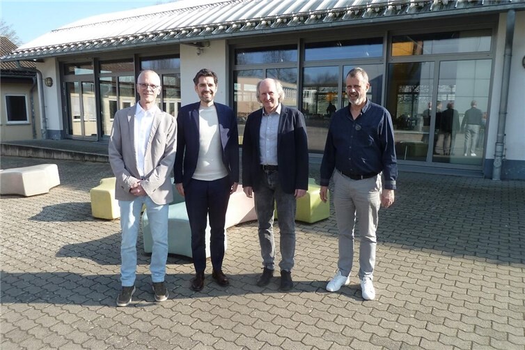 Gemeinsam mit Schulleitung und Personalrat machte Sven Teuber einen Rundgang durch das Gymnasium im Kannenbäckerland.