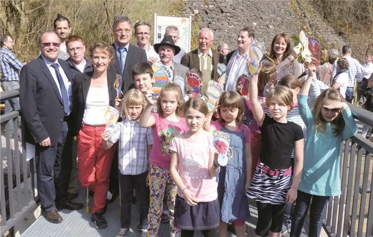 Gemeinsam mit Staatssekretärin Heike Raab (4. v. l.) wurde das Teilstück des Radweges eröffnet. privat