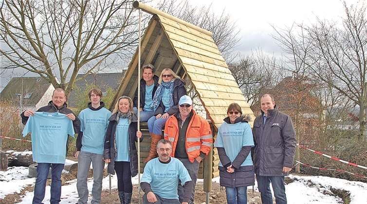 Gemeinsam mit Stadtbürgermeister Gerd Klasen, dem RWE-Projektpaten Simon Spitzley, RWE-Kommunalbetreuer Thomas Hau und Doreen Elzner, pädagogische Fachkraft bei der Spielleitplanung der Stadt Polch, freuen sich die Kinder und Erzieherinnen über ein neues Holzspielhaus auf dem Außengelände der Kita „Schwalbennest“ in Polch. privat