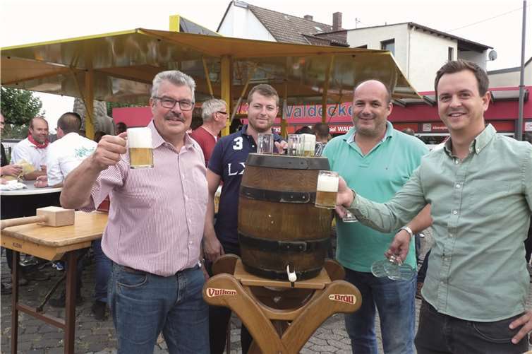 Gemeinsam mit Stadtbürgermeister Hans Peter Ammel (l.) wird der 1. Vorsitzende Andras Assenmacher (2.v.l.) den Fassanstich vollziehen