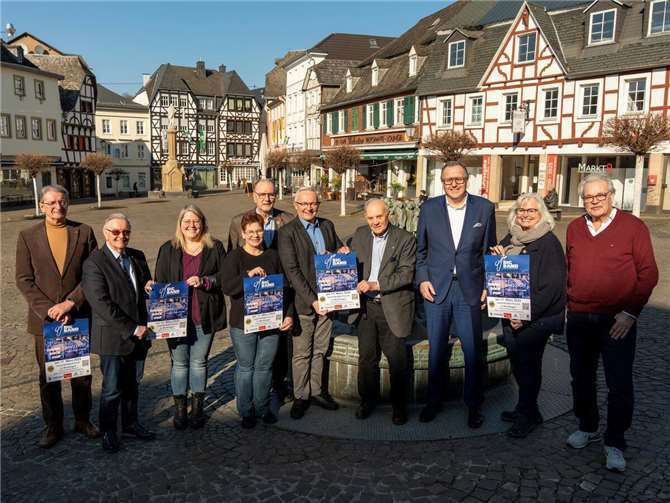 Gemeinsam mit Stadtbürgermeister Helmut Muthers, den Stadtbeigeordneten Michael Schneider und Ruth Zimmermann, Anja Fossemer-Rothbrust vom Schwimmclub Linz, Eva Ziegler vom Förderverein Freibad Linz sowie den Verantwortlichen des Lions-Club mit Projekt-Initiator Siegfried Weber, Präsident Jürgen Franz, dem Vorsitzenden des Fördervereins Eberhard Mandel und Michael Möhlenhof vom Kulturteam Windhagen freut sich Landrat Achim Hallerbach auf das Benefizkonzert zugunsten des Linzer Lehrschwimmbeckens.  Foto: Martin Boden / Kreisverwaltung Neuwied