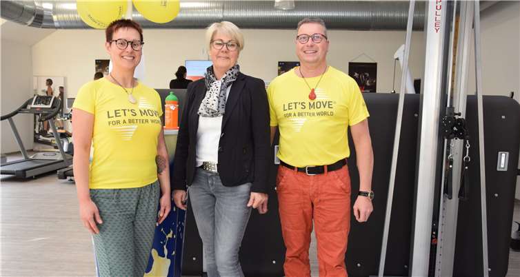 Gemeinsam mit Stefanie (li.) und Günter Schneider (re.) freut sich Ulrike Bartz (Mitte) vom Verein Cura Plaidt e.V. auf viele Moves. -UBU-