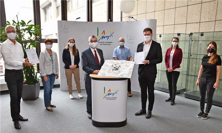 Gemeinsam mit Studentinnen übergab Professor Peter Thomé (3. v. r.) von der Hochschule Koblenz die Ergebnisse der Fokusanalyse an Landrat Dr. Alexander Saftig (4. v. l.) sowie an die Mitarbeiter der WFG und der Kreisverwaltung.Foto: Kreisverwaltung MYK