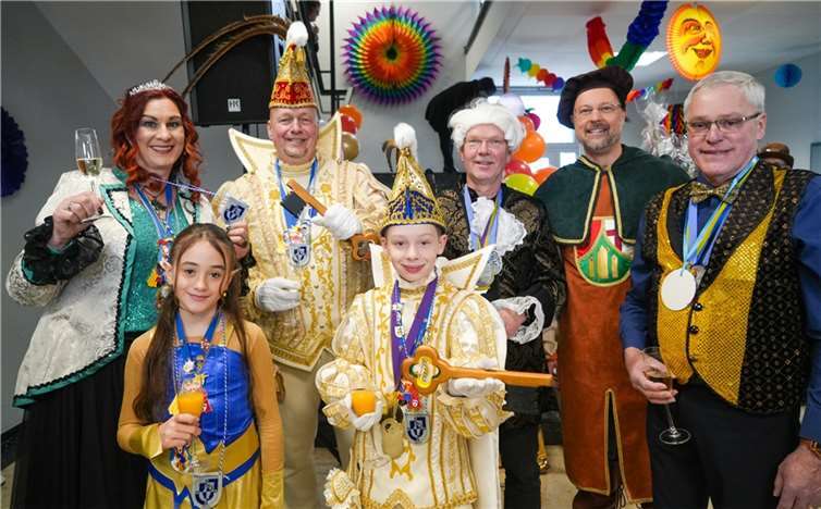 Gemeinsam mit Thilo Becker, dem Bürgermeister der Verbandsgemeinde Höhr-Grenzhausen, und Michael Thiesen, dem Stadtbürgermeister von Höhr-Grenzhausen, präsentierten die Prinzenpaare stolz die Schlüsse