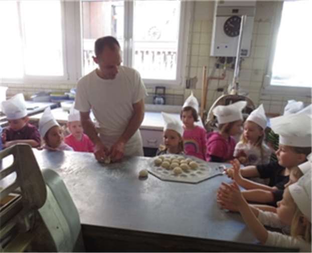 Gemeinsam mit Thomas Etscheid durften die Kinder auch ihre eigenen Brötchen formen.