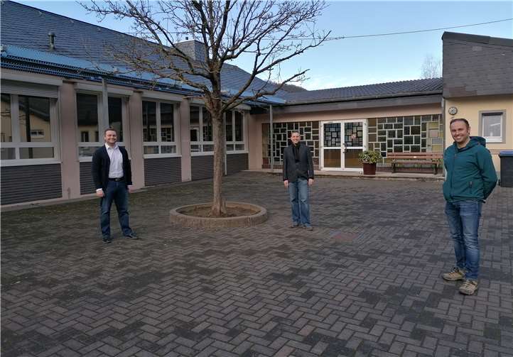 Gemeinsam mit Torsten Welling, dem Wahlkreiskandidat der CDU besichtigten der Partei- und Fraktionsvorsitzende der CDU Brodenbach, Andreas Griebel, und der Partei- und Fraktionsvorsitzende der CDU Rhein-Mosel, Jens Firmenich, die Grundschule in Burgen.Quelle: CDU Rhein-Mosel