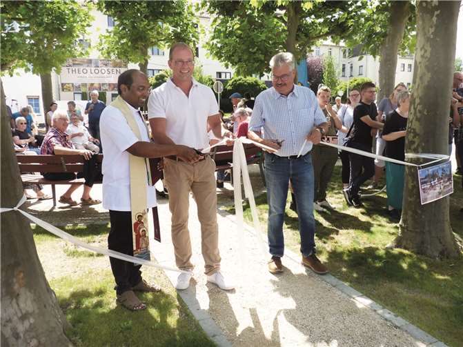 Gemeinsam mit VG-Bürgermeister Jörg Lempertz eröffnete Stadtbürgermeister Hans Peter Ammel den neu gestalteten Platz mit dem symbolischen Durchschneiden eines Bandes.
