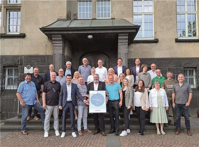 Gemeinsam mit VG-Bürgermeister Jörg Lempertz präsentiert sich der neue Mendiger Stadtrat.  Fotos: FRE