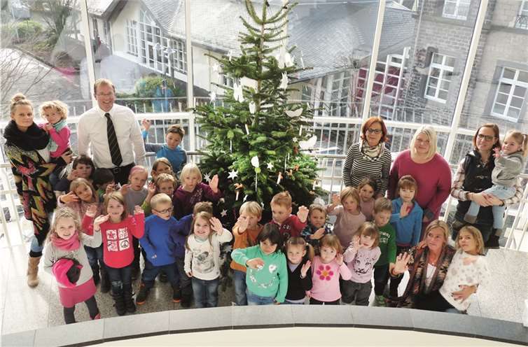 Gemeinsam mit VG-Bürgermeister Jörg Lempertz und ihren Erzieherinnen freuten die Kinder des Beller Kindergartens sich über den wunderschön geschmückten Weihnachtsbaum.FRE