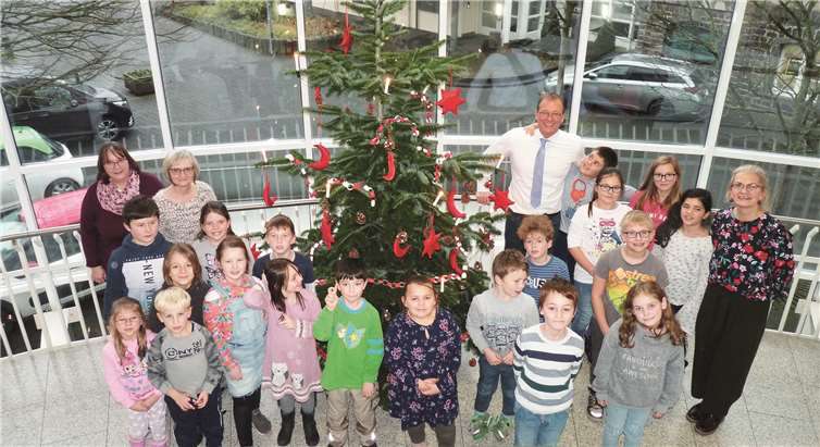 Gemeinsam mit VG-Bürgermeister Jörg Lempertz und ihren Erzieherinnen präsentierten die Kinder der Betreuenden Grundschule Pfarrer Bechtel im Mendiger Rathaus einen ihrer insgesamt vier geschmückten Weihnachtsbäume. Foto: FRE