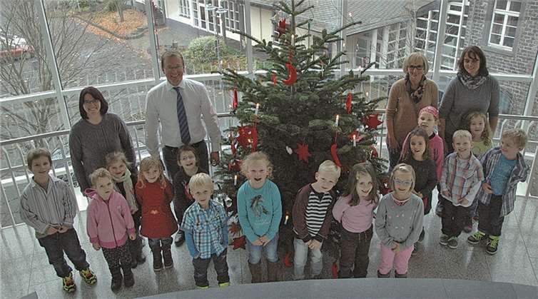 Gemeinsam mit VG-Bürgermeister Jörg Lempertz und ihren Erzieherinnen freuten sich die Kinder der Kindergärten Rieden und Volkesfeld über die wunderschön geschmückten Weihnachtsbäume. SF