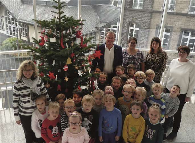 Gemeinsam mit VG-Bürgermeister Jörg Lempertz undihren Erzieherinnen präsentierten die Kinder des Kindergartens St. Genovefa imMendiger Rathaus einen ihrer insgesamt vier geschmückten Weihnachtsbäume. Fotos: -FRE-